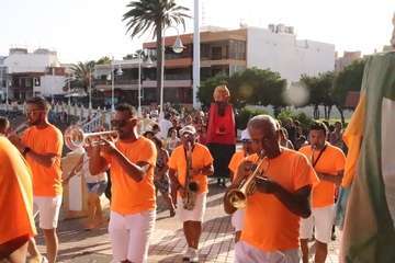 Un pasacalles anima a Melenara a vivir sus fiestas (Foto Briand Rodríguez)